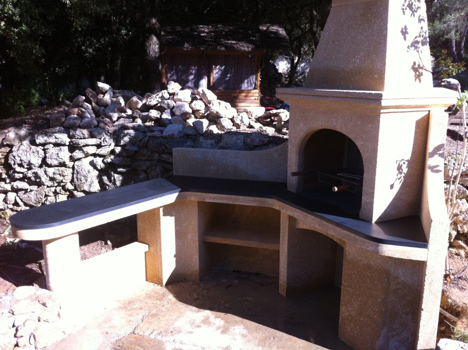 Réalisation d'un barbecue en pierre du Gard à  Rognes