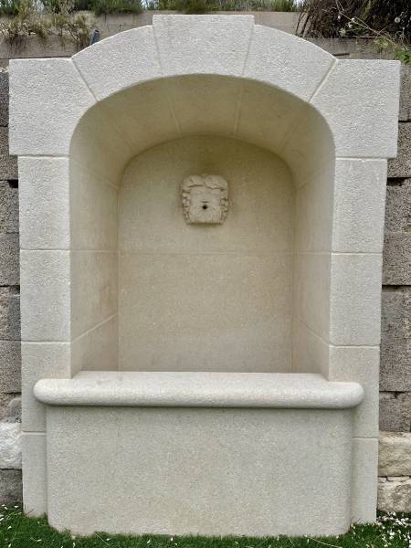 Création et installation d'une fontaine et de son déversoir en tête de bacchus en pierre de Beaulieu prés d'Aix-En-Provence