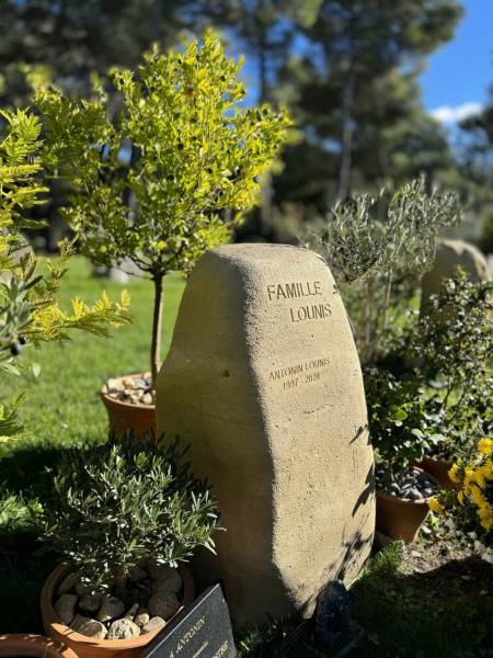Monument funéraire en pierre de Bourgogne en forme de rocher au cimetière du Grand Saint Jean