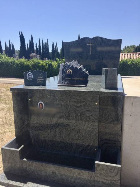 Créez un lieu de mémoire intemporel avec un monument funéraire en Granit