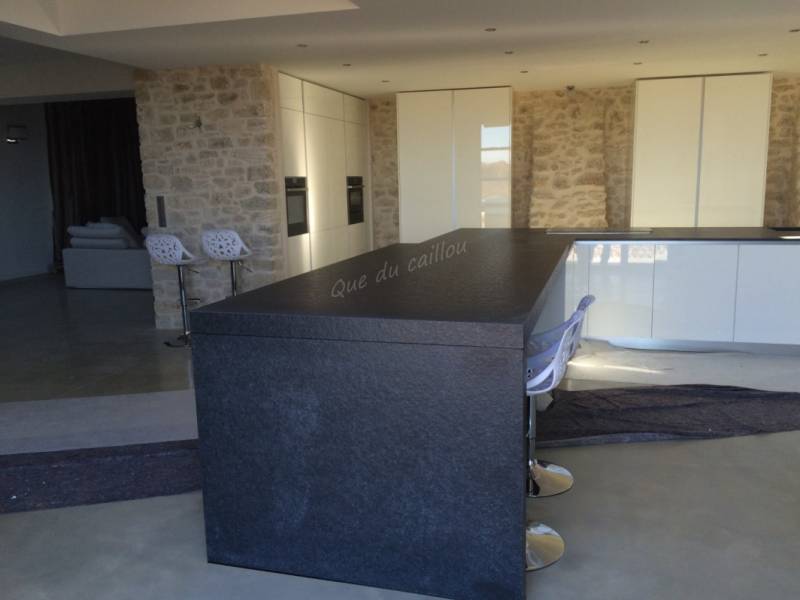 Table avec pied en Granit noir du Zimbabwe.