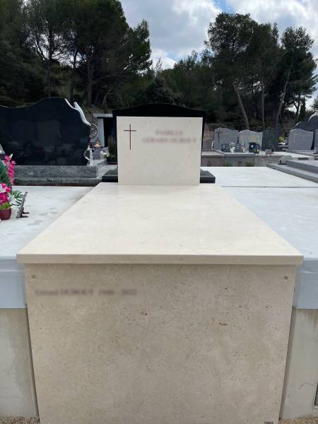 Éternel souvenir en pierre de Mareuil à Salon-de-Provence