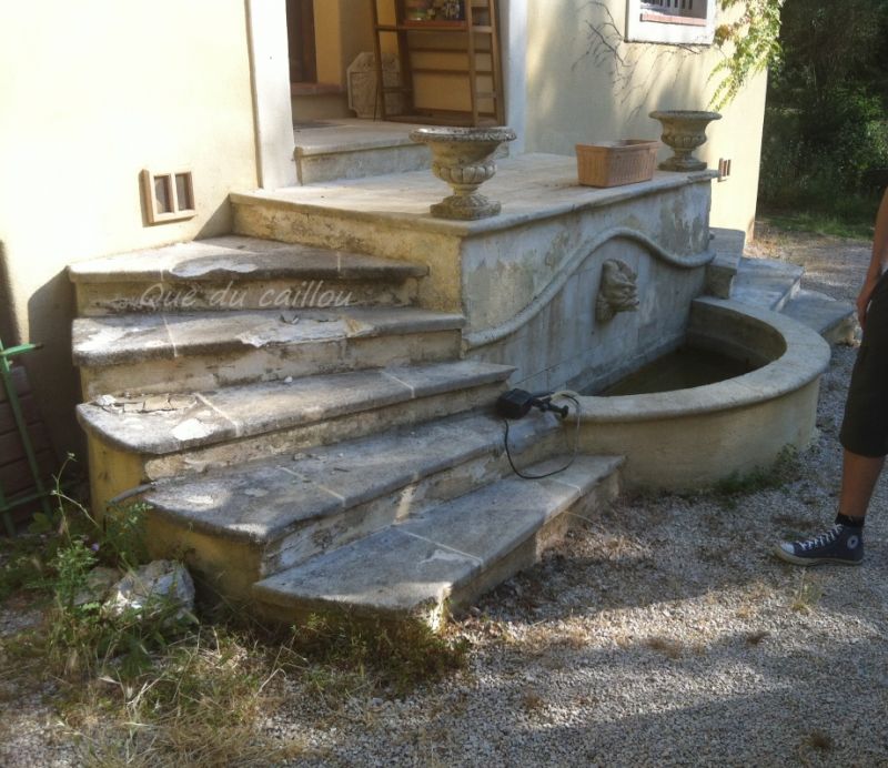 Fontaine et escalier avant restauration